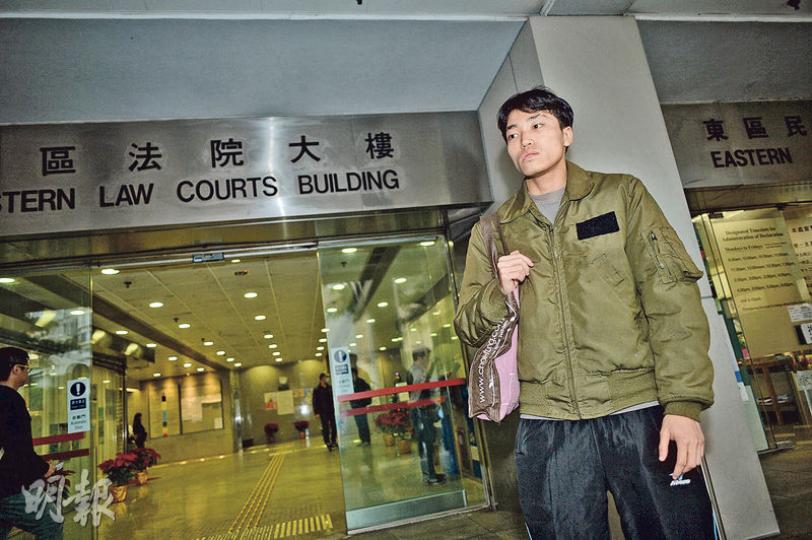 去年10月佔領行動期間,與高級警司葉智強握手、稱要「釋出善意」的楊逸朗(圖),早前辭去輔警一職。楊昨被押解上庭,眼神顯得飄忽,獲准保釋後對記者的提問略見猶豫。(蘇智鑫攝) 去年10月佔領行動期間,與高級警司葉智強握手、稱要「釋出善意」的楊逸朗(圖),早前辭去輔警一職。楊昨被押解上庭,眼神顯得飄忽,獲准保釋後對記者的提問略見猶豫。(蘇智鑫攝)
