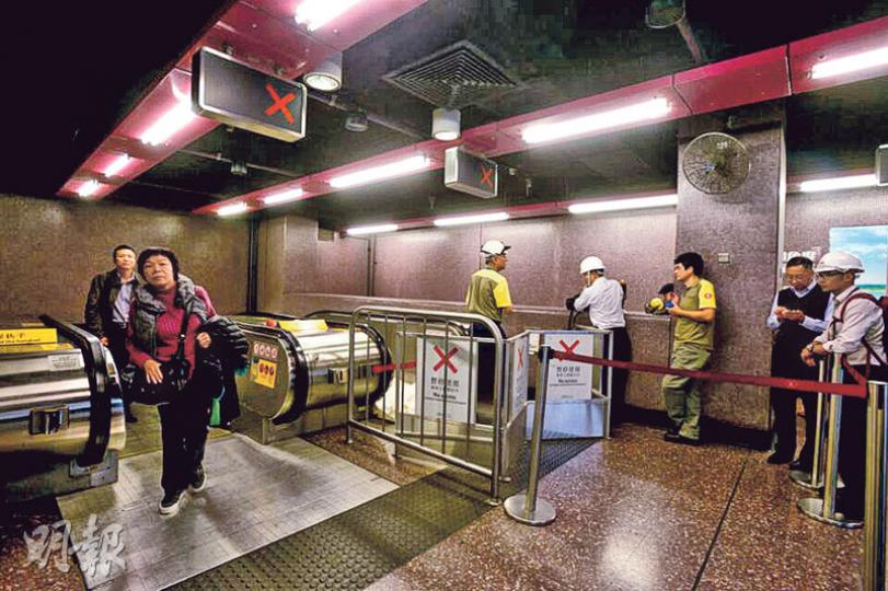 港鐵銅鑼灣站昨發生扶手電梯「炒梯梳」事故,是港鐵3日內第二宗;事後港鐵職員封鎖涉事扶手電梯等候工程人員檢查維修。(黃志東攝) 港鐵銅鑼灣站昨發生扶手電梯「炒梯梳」事故,是港鐵3日內第二宗;事後港鐵職員封鎖涉事扶手電梯等候工程人員檢查維修。(黃志東攝)