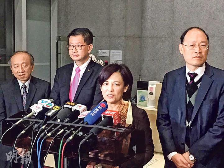 教育局副秘書長陳嘉琪(右二)於會後表示,多個方案均有於會上提出,惟委員較不傾向抽樣考。右一為考試及評核局秘書長唐創時。(楊凱力攝) 教育局副秘書長陳嘉琪(右二)於會後表示,多個方案均有於會上提出,惟委員較不傾向抽樣考。右一為考試及評核局秘書長唐創時。(楊凱力攝)