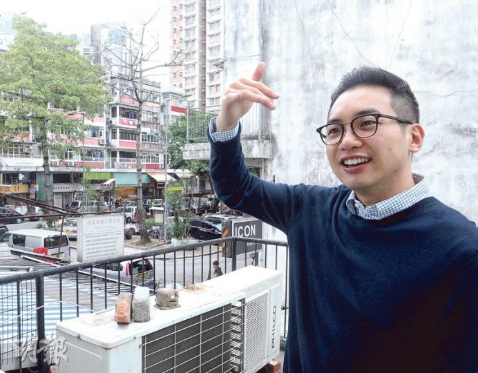 公民黨楊岳橋在大埔的公民黨辦事處接受訪問,他期望市民在11月區選的熱情能延續,而他一早展開選舉工程,希望市民對政治參與的熱度不會被接連的長假期冲淡。(劉焌陶攝) 公民黨楊岳橋在大埔的公民黨辦事處接受訪問,他期望市民在11月區選的熱情能延續,而他一早展開選舉工程,希望市民對政治參與的熱度不會被接連的長假期冲淡。(劉焌陶攝)