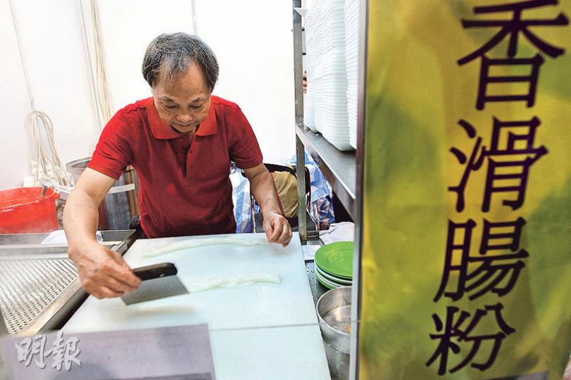 今年於深水埗成立的新記腸粉大皇,出售昔日在桂林夜市大受歡迎的腸粉,食店今次在冬日美食節粉墨登場,老闆曾先生表示屬小試牛刀,「當玩吓咁囉」,希望更多市民認識其食店。(林俊源攝)近年香港開始流行手工啤酒,本地品牌麥氏釀酒廠昨日在冬日美食節登場,負責人麥先生表示,其品牌的啤酒味道較甜,頗適合女士口味,冀藉今次參展讓更多人認識本土產品,期望與更多市民交流。(林俊源攝) 今年於深水埗成立的新記腸粉大皇,出售昔日在桂林夜市大受歡迎的腸粉,食店今次在冬日美食節粉墨登場,老闆曾先生表示屬小試牛刀,「當玩吓咁囉」,希望更多市民認識其食店。(林俊源攝)近年香港開始流行手工啤酒,本地品牌麥氏釀酒廠昨日在冬日美食節登場,負責人麥先生表示,其品牌的啤酒味道較甜,頗適合女士口味,冀藉今次參展讓更多人認識本土產品,期望與更多市民交流。(林俊源攝)