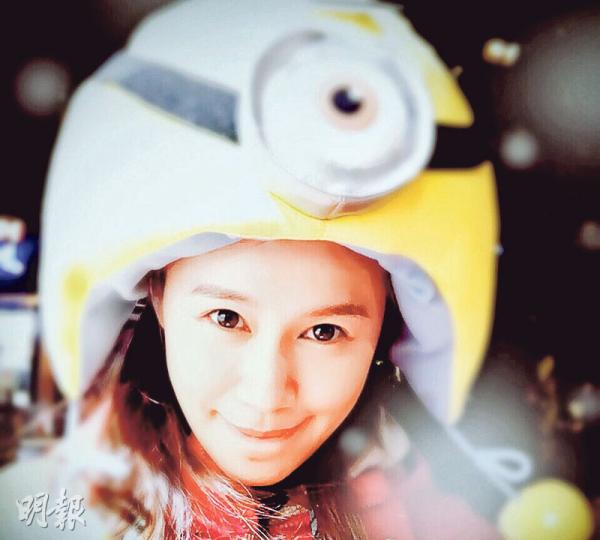 黃翠如戴巨型迷你兵團帽慶祝聖誕節。(微博圖片) 黃翠如戴巨型迷你兵團帽慶祝聖誕節。(微博圖片)