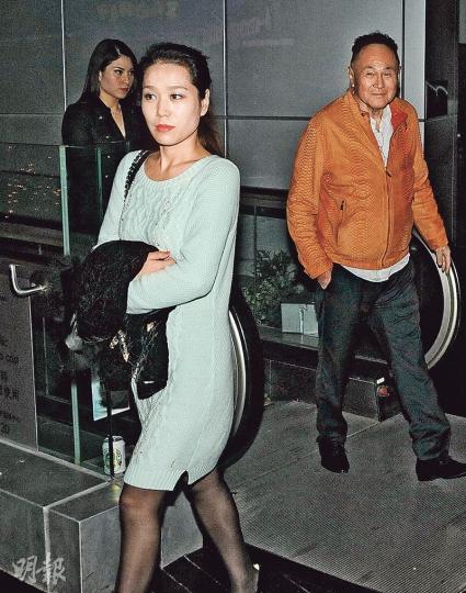 趙世曾前晚平安夜與兩名長髮女伴到蘭桂坊夜場消遣。(攝影:孫華中) 趙世曾前晚平安夜與兩名長髮女伴到蘭桂坊夜場消遣。(攝影:孫華中)