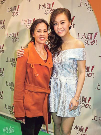 黃心穎的媽咪(左)由溫哥華回港,昨日陪同女兒出席活動。(攝影鎅O者﹕孫慧莊) 黃心穎的媽咪(左)由溫哥華回港,昨日陪同女兒出席活動。(攝影鎅O者﹕孫慧莊)
