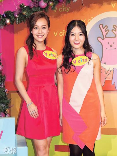 黃心穎(左)與牛雜妹李美琪(右)前晚齊齊倒數迎聖誕。(攝影鎅O者:孫慧莊) 黃心穎(左)與牛雜妹李美琪(右)前晚齊齊倒數迎聖誕。(攝影鎅O者:孫慧莊)