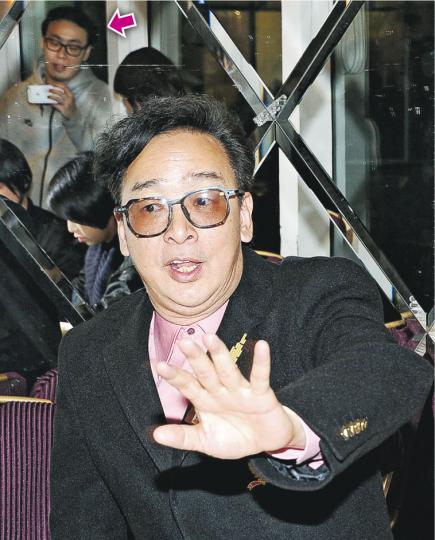 朱明銳否認「被退休」,將轉到娛樂公司繼續工作,但沒否認裁員的事。鏡中人是朱明銳的兒子(箭嘴示)。(攝影:鍾偉茵、梁迺楠)Bob半醉上台,群起向將要榮休的銳哥敬酒。(攝影:鍾偉茵、梁迺楠)路芙眼濕濕不捨共事10多年的老闆。(攝影:鍾偉茵、梁迺楠)Bob指銳哥多年前已萌退休念頭,相信對方年紀大工作太累而有所決定。(攝影:鍾偉茵、梁迺楠) 朱明銳否認「被退休」,將轉到娛樂公司繼續工作,但沒否認裁員的事。鏡中人是朱明銳的兒子(箭嘴示)。(攝影:鍾偉茵、梁迺楠)Bob半醉上台,群起向將要榮休的銳哥敬酒。(攝影:鍾偉茵、梁迺楠)路芙眼濕濕不捨共事10多年的老闆。(攝影:鍾偉茵、梁迺楠)Bob指銳哥多年前已萌退休念頭,相信對方年紀大工作太累而有所決定。(攝影:鍾偉茵、梁迺楠)