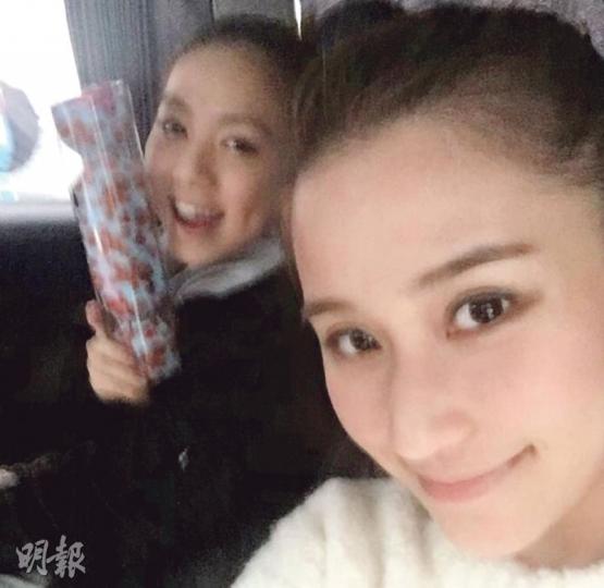 超蓮形容她與G.E.M.是「兩隻愛整個聖誕都黏在一起的單身狗」。(微博圖片) 超蓮形容她與G.E.M.是「兩隻愛整個聖誕都黏在一起的單身狗」。(微博圖片)
