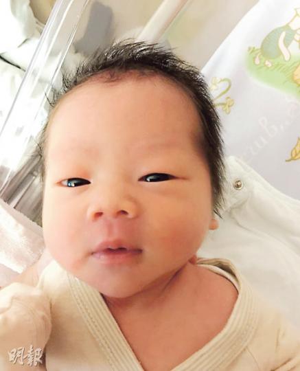 Gaibe一出世已精靈可愛。(微博圖片)姚樂怡與老公開心女兒陪伴他們度過第一個聖誕節。(微博圖片) Gaibe一出世已精靈可愛。(微博圖片)姚樂怡與老公開心女兒陪伴他們度過第一個聖誕節。(微博圖片)