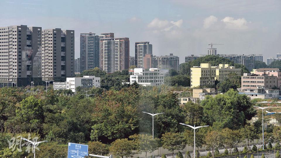 本報記者上周到廣深港高鐵內地段光明城站觀察,站外建有不少住宅,據該站職員透露,近年區內房價上漲,新建大量低密度住宅,每呎需2000多元人民幣。(馮凱鍵攝) 本報記者上周到廣深港高鐵內地段光明城站觀察,站外建有不少住宅,據該站職員透露,近年區內房價上漲,新建大量低密度住宅,每呎需2000多元人民幣。(馮凱鍵攝)