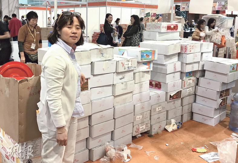 售賣罐頭鮑魚的雷小姐(圖)表示,明年有七成機會不再參展冬日美食節,因為人流少,場地安排差,今年賣剩百箱罐頭鮑魚,反觀去年最後一日只賣剩20箱。(王慧瓊攝) 售賣罐頭鮑魚的雷小姐(圖)表示,明年有七成機會不再參展冬日美食節,因為人流少,場地安排差,今年賣剩百箱罐頭鮑魚,反觀去年最後一日只賣剩20箱。(王慧瓊攝)