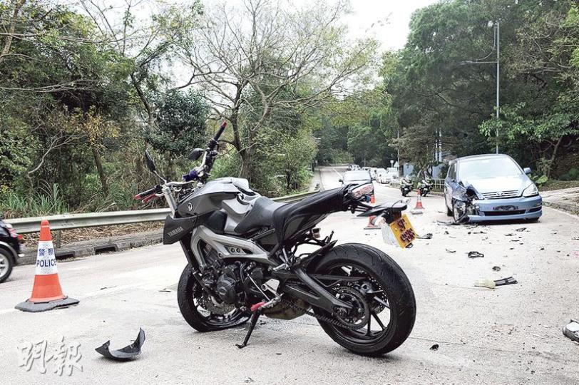 車禍後,肇事電單車損毁橫亘路中,及後由相關人員扶正等候拖走進一步檢驗。(賴俊傑攝) 車禍後,肇事電單車損毁橫亘路中,及後由相關人員扶正等候拖走進一步檢驗。(賴俊傑攝)