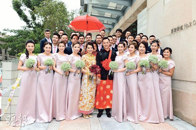 兄弟團與姊妹團成員伴着一對新人好有氣勢。(攝影﹕黃梓烜、孫華中、梁迺楠) 兄弟團與姊妹團成員伴着一對新人好有氣勢。(攝影﹕黃梓烜、孫華中、梁迺楠)