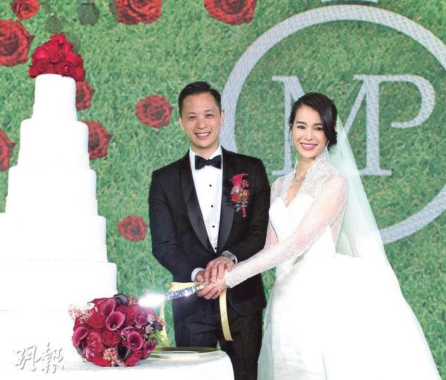 Philip成功接新娘,在記者要求下兩人似接吻魚惜惜,好sweet。(攝影﹕黃梓烜、孫華中、梁迺楠)
Philip成功接新娘,在記者要求下兩人似接吻魚惜惜,好sweet。(攝影﹕黃梓烜、孫華中、梁迺楠)