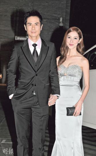鄭嘉穎首次帶性感谷胸打扮的陳凱琳拍拖亮相,為胡杏兒婚禮助興。(攝影:孫華中、梁迺楠)周麗淇得知舊愛鄭嘉穎與女友在場,她說很正常不會尷尬。(攝影:孫華中、梁迺楠)胡杏兒人緣好,難怪昨晚的婚宴星光熠熠。(攝影:孫華中、梁迺楠)楊怡笑言叫男友羅仲謙幫她去搶花球。(攝影:孫華中、梁迺楠)葉璇與「小默先生」拍拖以來愛得甜蜜經常放閃。(攝影:孫華中、梁迺楠)苗僑偉與太太戚美珍結婚20多年,是恩愛夫妻。(攝影:孫華中、梁迺楠)蕭正楠(左)與好兄弟曹永廉(右)結伴到賀。(攝影:孫華中、梁迺楠)陳倩揚暫未獲公司通 鄭嘉穎首次帶性感谷胸打扮的陳凱琳拍拖亮相,為胡杏兒婚禮助興。(攝影:孫華中、梁迺楠)周麗淇得知舊愛鄭嘉穎與女友在場,她說很正常不會尷尬。(攝影:孫華中、梁迺楠)胡杏兒人緣好,難怪昨晚的婚宴星光熠熠。(攝影:孫華中、梁迺楠)楊怡笑言叫男友羅仲謙幫她去搶花球。(攝影:孫華中、梁迺楠)葉璇與「小默先生」拍拖以來愛得甜蜜經常放閃。(攝影:孫華中、梁迺楠)苗僑偉與太太戚美珍結婚20多年,是恩愛夫妻。(攝影:孫華中、梁迺楠)蕭正楠(左)與好兄弟曹永廉(右)結伴到賀。(攝影:孫華中、梁迺楠)陳倩揚暫未獲公司通