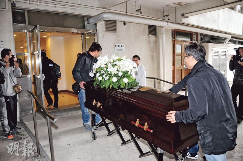 鄺佐輝的遺體移奉中大醫學院,以支援醫療教育及研究之用。(攝影鎅O者:林祖傑)鄺佐輝遺孀不停拭淚。(攝影鎅O者:林祖傑)鄺佐輝女兒捧着亡父遺照一臉哀傷。(攝影鎅O者:林祖傑)譚玉瑛(左)與丁羽(右)送別好友鄺佐輝。(攝影鎅O者:林祖傑) 鄺佐輝的遺體移奉中大醫學院,以支援醫療教育及研究之用。(攝影鎅O者:林祖傑)鄺佐輝遺孀不停拭淚。(攝影鎅O者:林祖傑)鄺佐輝女兒捧着亡父遺照一臉哀傷。(攝影鎅O者:林祖傑)譚玉瑛(左)與丁羽(右)送別好友鄺佐輝。(攝影鎅O者:林祖傑)