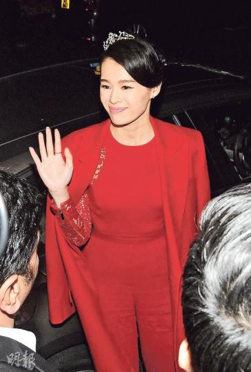 胡杏兒變身紅衣女王向傳媒揮手。(攝影﹕梁迺楠、孫華中)婚宴後一對新人去蘭桂坊After Party引來記者追訪,杏兒被重重包圍仍從容面對。(攝影﹕梁迺楠、孫華中)Philip拿着大疊利市落車,被記者包圍時黑面,箭步入場。(攝影﹕梁迺楠、孫華中)阿姐祝福一對新人。(微博圖片)新娘子的低胸晚裝好性感,秋生目不斜視。(微博圖片)陳凱琳披着鄭嘉穎的西裝褸,獲男友視如公主般拖住上車。(攝影﹕梁迺楠、孫華中)周麗淇只得一個人!(攝影﹕梁迺楠、孫華中)張智霖與袁詠儀好恩愛。(攝影﹕梁迺楠、孫華中)羅仲謙跟楊怡 胡杏兒變身紅衣女王向傳媒揮手。(攝影﹕梁迺楠、孫華中)婚宴後一對新人去蘭桂坊After Party引來記者追訪,杏兒被重重包圍仍從容面對。(攝影﹕梁迺楠、孫華中)Philip拿着大疊利市落車,被記者包圍時黑面,箭步入場。(攝影﹕梁迺楠、孫華中)阿姐祝福一對新人。(微博圖片)新娘子的低胸晚裝好性感,秋生目不斜視。(微博圖片)陳凱琳披着鄭嘉穎的西裝褸,獲男友視如公主般拖住上車。(攝影﹕梁迺楠、孫華中)周麗淇只得一個人!(攝影﹕梁迺楠、孫華中)張智霖與袁詠儀好恩愛。(攝影﹕梁迺楠、孫華中)羅仲謙跟楊怡