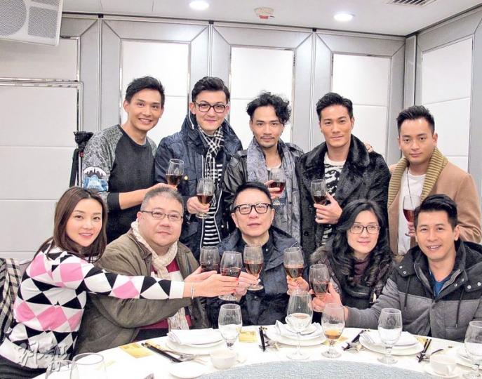 葉家寶於明年3月正式離開亞視,蔡國威、張家瑩、袁潔儀、劉錫賢和蔡梓銘等一班藝員請他食飯,表現不捨。(攝影:柯美) 葉家寶於明年3月正式離開亞視,蔡國威、張家瑩、袁潔儀、劉錫賢和蔡梓銘等一班藝員請他食飯,表現不捨。(攝影:柯美)