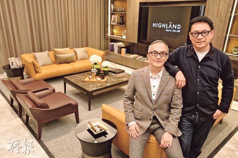 資本策略沙田九肚山峰，昨天率先讓傳媒參觀2間約2000方呎示範現樓洋房，其中1幢47號示範屋設計以歐陸風格為主，圖左為資本策略執行董事方文彬和項目總設計師梁志天（右）。（馮凱鍵攝）