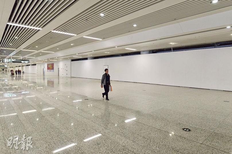 高鐵福田站按設計將設有大型商業區及餐飲區，但昨日站內店舖仍被圍板圍封，內部仍未完成裝修或暫無商家入住，由福田地鐵站通往高鐵福田站的一段道路顯得很冷清。（楊柏賢攝）