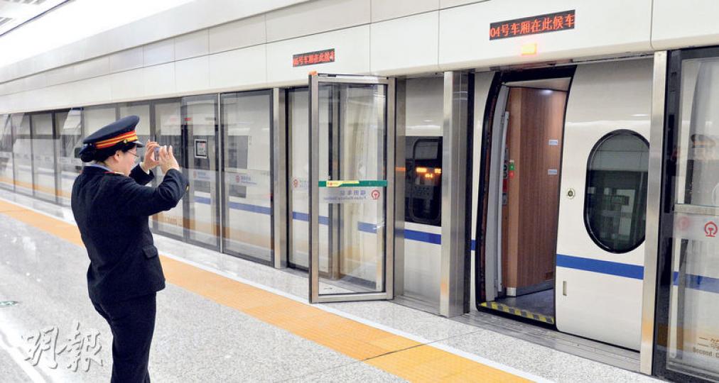 高鐵福田站月台設有幕門是內地高鐵站首創，但昨日首日高鐵列車投入服務時，有列車車門與幕門並不對位。有職員在現場指出，由於高鐵車長需透過手動方式將車門泊齊幕門，因此出現誤差。（楊柏賢攝）高鐵福田站兩個售票處的自動售票機，運作首日有不少都出現問題，顯示為 「設備維護中」而未能使用。（楊柏賢攝）本報記者昨到高鐵福田站16號入口時發現，該出入口位於爛地上，而且鎖上鐵閘仍未開通，市民要繞路到另一入口前往福田站。（楊柏賢攝）本報記者昨到高鐵福田站後，發現有部分車站出入口仍未開通，結果記者需走行車天橋，繞路到福