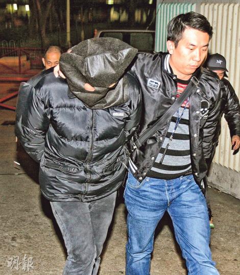 警方「搜鯨」行動中拘捕8名涉嫌利用手機社交App結識及引誘少女援交的「網上馬伕」，其中一名疑犯前晚被探員押返青衣長安邨寓所調查。（伍浦鋒攝）