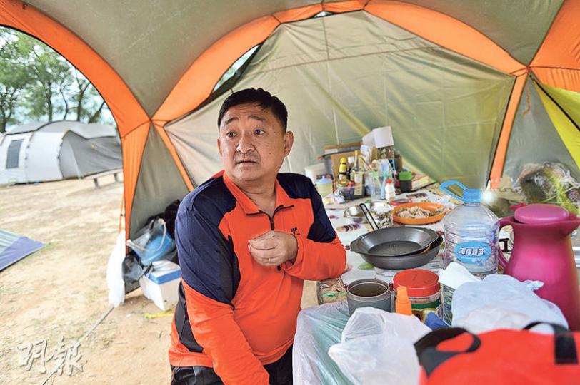 楊先生否認曾出租帳幕，又話其帳幕價值近3000元，如經營出租帳幕只會得不償失。（蘇智鑫攝）楊先生及其友人帳幕目前有8個，佢話會喺西貢灣仔南營地度元旦，之後拆營離去。（蘇智鑫攝）Jacko話已喺西貢灣仔南營地住咗700日，佢當過英兵同地盤管工，現已退休，話因為熱愛大自然，所以即使有多個物業仍長居於此。（蘇智鑫攝）Jacko嘅帳篷內有大量物資，包括食水及廚具等，一應俱全。（蘇智鑫攝）