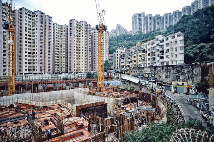 以前的繼園上、下里已被拆卸，成為地盤，遺下的建築群（右方）亦會被即將建成的摩天大樓遮蔽。（蘇智鑫攝）傳聞張愛玲當年經常到訪繼園街採望友人，Lily便藉張愛玲的故事，以攝影展介紹一個將要逝去的地方，盼大家珍惜舊區。（蘇智鑫攝）