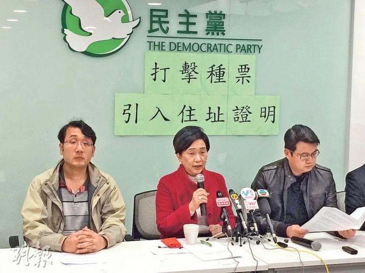 民主黨副主席尹兆堅（右）早前接受本報專訪時，明言主席劉慧卿（左）應退下火線。民主黨昨日召開記者會談優化選民登記制度，尹兆堅和劉慧卿同枱緊靠而坐，交流沒有異樣。不過會後記者追問，劉慧卿會否報名競逐新東議席，她仍不置可否。（渠贇攝）