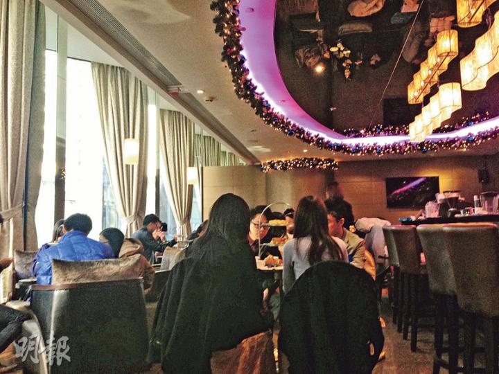 記者參加聖誕前夕的速配活動，活動於九龍五星級酒店的酒吧內進行，約有40多名參加者，每人都有機會與不同異性單對單傾談，但每次只有6分鐘。（劉嘉裕攝）
