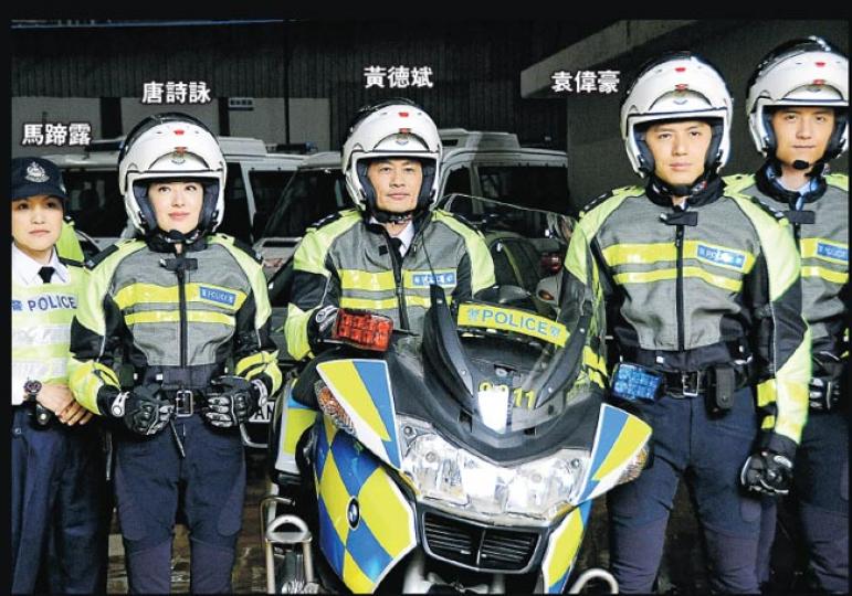 唐詩詠與黃德斌、袁偉豪、馬蹄露等為無綫新劇《鐵馬戰車》拍宣傳照。(攝影:鍾偉茵) 唐詩詠與黃德斌、袁偉豪、馬蹄露等為無綫新劇《鐵馬戰車》拍宣傳照。(攝影:鍾偉茵)