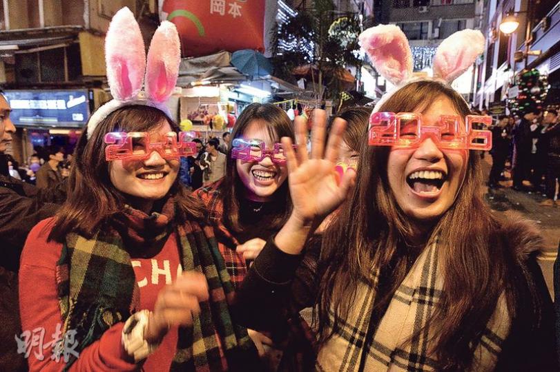 歡迎2016年的來到！今日凌晨，大批巿民在中區蘭桂坊聚集，共慶新年。（馮凱鍵攝）