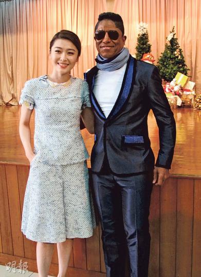 周麗淇跟Jermaine Jackson到保良局探訪小朋友,更獲對方邀請合唱。(攝影:柯美) 周麗淇跟Jermaine Jackson到保良局探訪小朋友,更獲對方邀請合唱。(攝影:柯美)