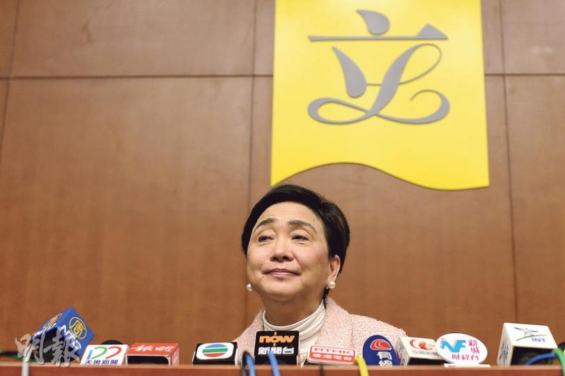 問及任內最遺憾之事，性格爽快直接的劉慧卿說：「梗係無直選啦，小姐！真係遺憾到不得了」。劉慧卿說，1994年她在立法局以私人草案提出「九五直選」方案替代彭定康的政改方案，但草案以一票之差否決，是很大的遺憾。（鍾林枝攝）