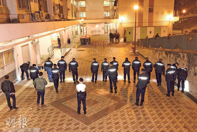 彩雲邨昨凌晨發生警員開槍案後，大批警員到場地氈式搜索彈頭及證物。（蔡方山攝）涉案私家車在將軍澳馬游塘村遭縱火燒毁，東九龍總區重案組總督察鍾志明（左）到場調查。（蔡方山攝）警方在被縱火燒毁的涉案私家車上檢獲3個茶葉罐及頸巾等證物。（林智傑攝）