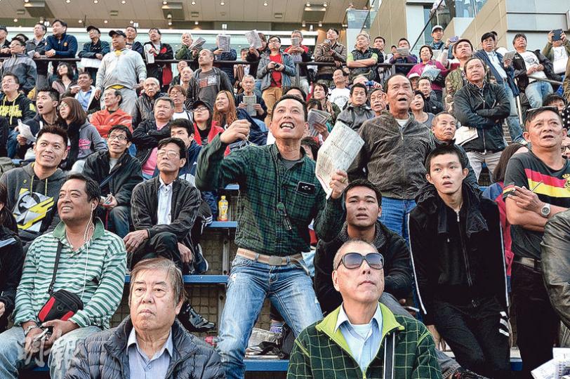 踏入2016年，一眾馬迷昨到場觀賞元旦日賽馬，盼「發新年財」。昨日場內人頭湧湧，每當馬匹衝線之際，一眾馬迷便七情上面，有人振臂有人高叫。（楊柏賢攝）