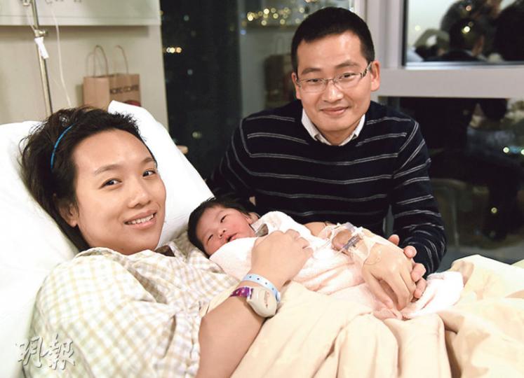 零時零分在養和醫院順產出生的姓林女嬰，被母親讚「好爭氣」，林氏夫婦希望日後添個男丁，湊成「好」字。（蔡方山攝）任職律師的王先生（左）期望兒子長大後能認識香港歷史，及有能力面對人生各項挑戰。（衛永康攝）