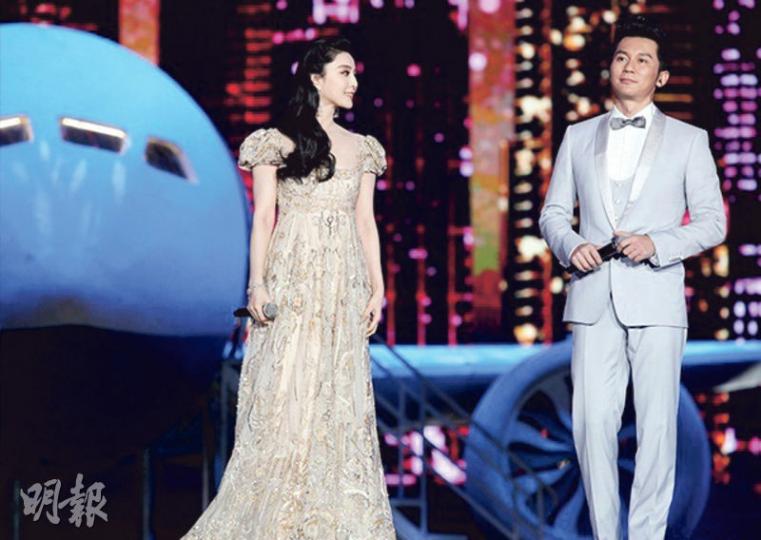 范冰冰與男友李晨於浙江衛視跨年演唱會演出,儼如預演婚禮。(微博圖片)《奔跑吧兄弟》成員以紅Look登場。(微博圖片) 范冰冰與男友李晨於浙江衛視跨年演唱會演出,儼如預演婚禮。(微博圖片)《奔跑吧兄弟》成員以紅Look登場。(微博圖片)