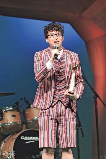 吳業坤創造了叱咤歷史,成為3料大贏家。(攝影:鍾偉茵、孫華中)吳業坤奪得生力軍金獎激動爆喊,哭得太厲害,眼鏡又起霧。(攝影:鍾偉茵、孫華中)森美幫坤哥抹口水、眼淚。(攝影:鍾偉茵、孫華中)容祖兒奪叱咤女歌手金獎,可喜可賀。(攝影:鍾偉茵、孫華中)李克勤與容祖兒合唱《世界真細小》奪得歌曲獎第2位,克勤領獎時拿行李篋事件自嘲。(攝影:鍾偉茵、孫華中)張敬軒壓倒陳奕迅成為叱咤男歌手金獎得主。(攝影:鍾偉茵、孫華中)發福不少的謝安琪獲得「我最喜愛的女歌手」,開心得高舉獎座。(攝影:鍾偉茵、孫華中)麥浚龍 吳業坤創造了叱咤歷史,成為3料大贏家。(攝影:鍾偉茵、孫華中)吳業坤奪得生力軍金獎激動爆喊,哭得太厲害,眼鏡又起霧。(攝影:鍾偉茵、孫華中)森美幫坤哥抹口水、眼淚。(攝影:鍾偉茵、孫華中)容祖兒奪叱咤女歌手金獎,可喜可賀。(攝影:鍾偉茵、孫華中)李克勤與容祖兒合唱《世界真細小》奪得歌曲獎第2位,克勤領獎時拿行李篋事件自嘲。(攝影:鍾偉茵、孫華中)張敬軒壓倒陳奕迅成為叱咤男歌手金獎得主。(攝影:鍾偉茵、孫華中)發福不少的謝安琪獲得「我最喜愛的女歌手」,開心得高舉獎座。(攝影:鍾偉茵、孫華中)麥浚龍