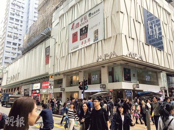 旺角GAP專門店位於朗豪坊正門對面，人流極旺，樓高三層，加上矚目的外牆廣告位，是區內主要地標之一。（林尚民攝）旺角GAP門外已貼出海報，列明該店會於本月20日結業，有機會成為2016年首個有分店結業的外國連鎖品牌。（林尚民攝）