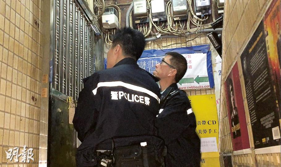 銅鑼灣書店鐵閘昨日沒有關上，僅以鐵鏈鎖着，燈光通明。警方昨日黃昏接獲有人報案稱書店門口半掩，兩名警員接報上門查詢，拍門多次也沒人應門。（王丹麟攝）持有銅鑼灣書店的巨流出版社，其在柴灣的倉庫存放大量中國政治議題的書籍，其中包括李波以筆名「高天寒」著的《習近平暗通薄熙來》。（馮凱鍵攝）李波失蹤前在倉庫留下給員工的口訊字條，要求注意訂單日期。（馮凱鍵攝）