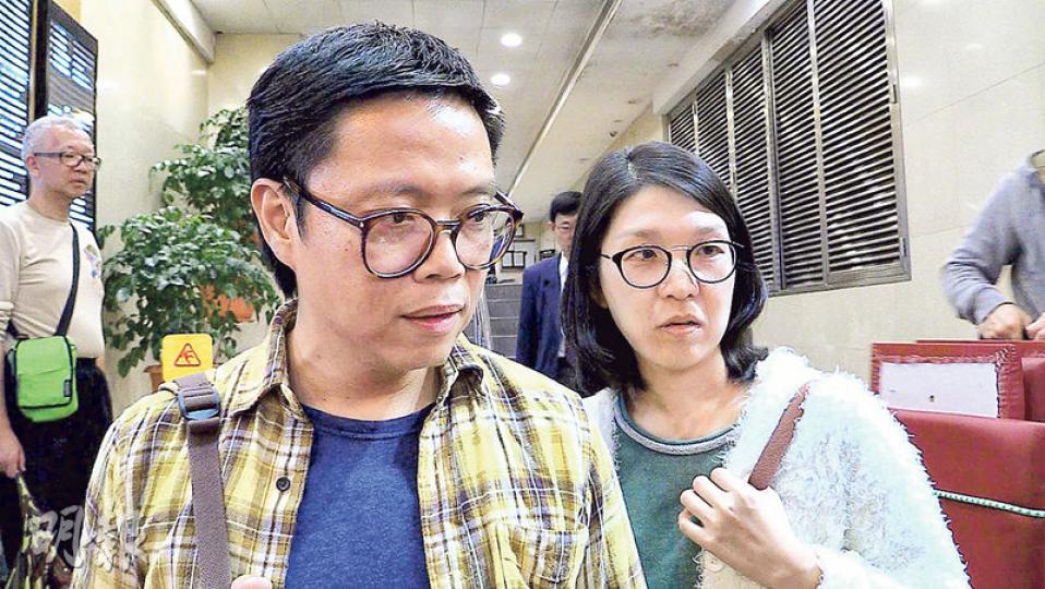馮先生（文員）：「無諗過會有機構會把病人資料這樣扔到後樓梯，讓人拿去用就麻煩了。」（張家恒攝）黃太（家庭主婦）：「帶個女來睇醫生，見後樓梯醫療垃圾四圍放都擔心有衛生問題。」（張家恒攝）
