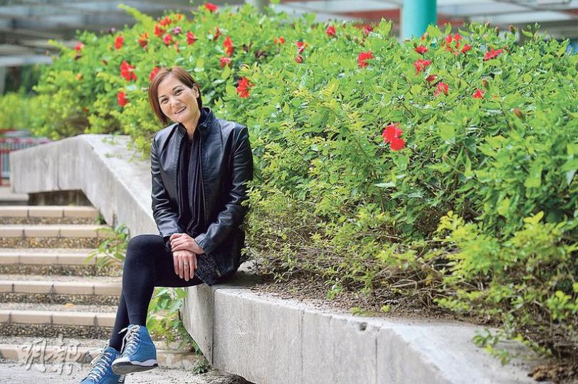 易小玲因下顎嚴重受損毁容，過去5年經常進出醫院做手術，現終苦盡甘來，手術成功恢復容貌，新一年可除下口罩展開新生活。（鄧宗弘攝）
