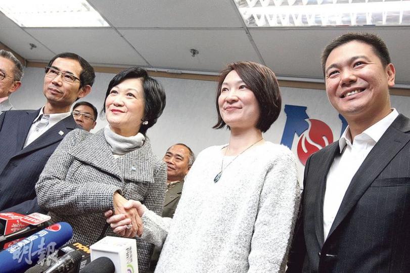 民建聯今日會正式宣布派出副主席周浩鼎（右一）出戰新東補選。為集中建制派票源，他們昨拜會新民黨，尋求對方支持。（李紹昌攝）今次新東補選，已率先宣布參選的公民黨楊岳橋笑言，自己知名度低，面對周浩鼎，要「打醒十二分精神」。（渠贇攝）