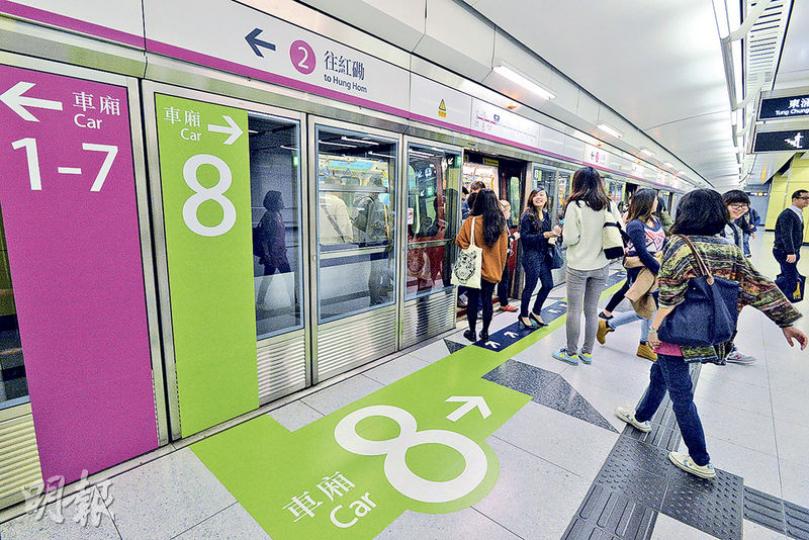 港鐵西鐵線首列8卡列車於昨晨投入服務，惟該列車運作不足5小時，便因其中一部電腦運作不穩定，列車需返回車廠檢查。（楊柏賢攝）