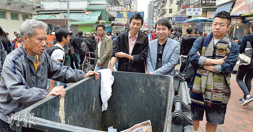 本港退休保障問題迫在眉睫，東九社區關注組發言人陳澤滔（右三）、青年新政發言人周世傑（右二）及青年撐退保成員洪俊毅（右一）均指所屬組織原則上支持全民退保概念，希望諮詢可探討更多融資方案，如向商界「開刀」，增加累進稅項。（楊柏賢攝）
