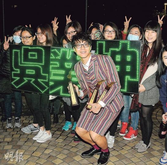 坤哥以新人姿態連奪3個大獎,跟場外守候的粉絲開香檳慶祝。(攝影﹕孫華中、林祖傑)坤哥短褲成為話題,軒仔不禁大讚坤哥「天賦異稟」。(攝影﹕孫華中、林祖傑) 坤哥以新人姿態連奪3個大獎,跟場外守候的粉絲開香檳慶祝。(攝影﹕孫華中、林祖傑)坤哥短褲成為話題,軒仔不禁大讚坤哥「天賦異稟」。(攝影﹕孫華中、林祖傑)