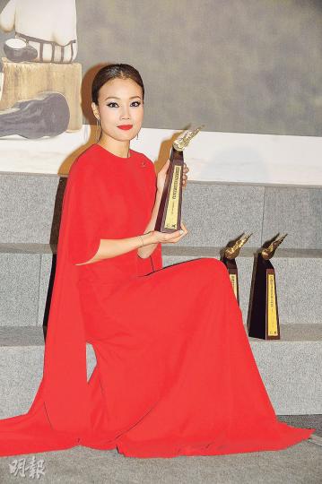 容祖兒第10年奪得「叱咤女歌手」金獎,至於「我最喜愛的女歌手」敗給謝安琪,容祖兒認同不會強求。(攝影﹕孫華中、林祖傑) 容祖兒第10年奪得「叱咤女歌手」金獎,至於「我最喜愛的女歌手」敗給謝安琪,容祖兒認同不會強求。(攝影﹕孫華中、林祖傑)