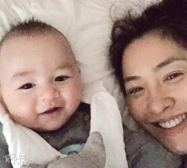 周汶錡睡在兒子Jacques旁邊,兩母子齊齊甜笑影相,好合拍!(微博圖片) 周汶錡睡在兒子Jacques旁邊,兩母子齊齊甜笑影相,好合拍!(微博圖片)