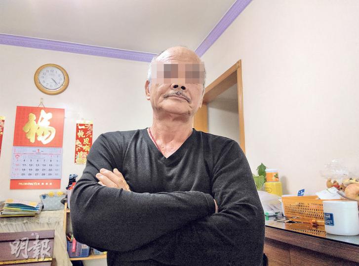 涉事司機陳先生向本報表示,駛至屯門青磚圍時留意不到有狗在行車路上,車禍後已落車了解,稱至今仍感到心悒。 (伍浦鋒攝) 涉事司機陳先生向本報表示,駛至屯門青磚圍時留意不到有狗在行車路上,車禍後已落車了解,稱至今仍感到心悒。 (伍浦鋒攝)