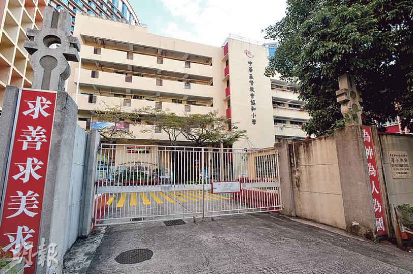 中華基督教會協和小學3名教師捲入泄題風波，3人涉把小一入學叩門面試試題及評分準則給予朋友、舊同事及舊同學，以協助他們的子女準備叩門面試。（楊柏賢攝）中華基督教會協和小學高級推廣主任莊慧珠（圖）昨出庭指證同僚，莊在庭上屢次語帶激動地稱：「老師有專業認知，知道試題不應外泄！」（楊柏賢攝）